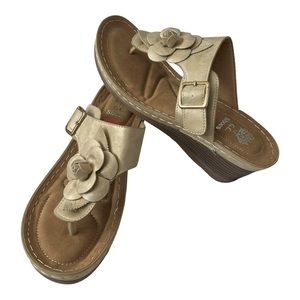 G.C. Good Choice Women’s Gold Low Wedge Comfort Sandals size 10